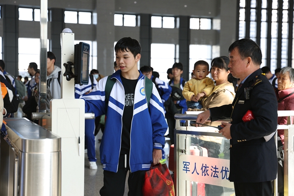 研學(xué)學(xué)生有序檢票乘車(chē)。宋依潔攝