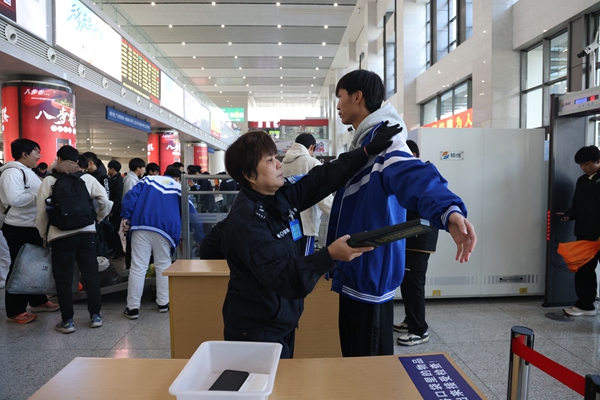 研學(xué)學(xué)生正在安檢。曾莉攝