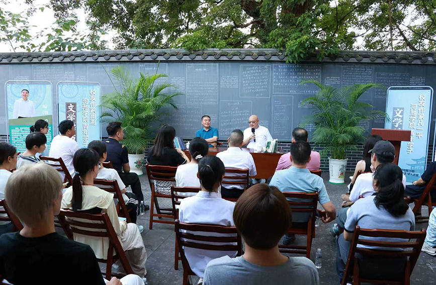 作家凡一平、田湘回到河池學(xué)院與師生對話交流。劉媛媛攝