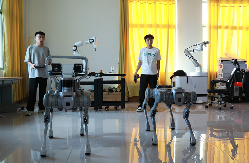 學(xué)生正在調(diào)試機(jī)器狗。劉媛媛攝