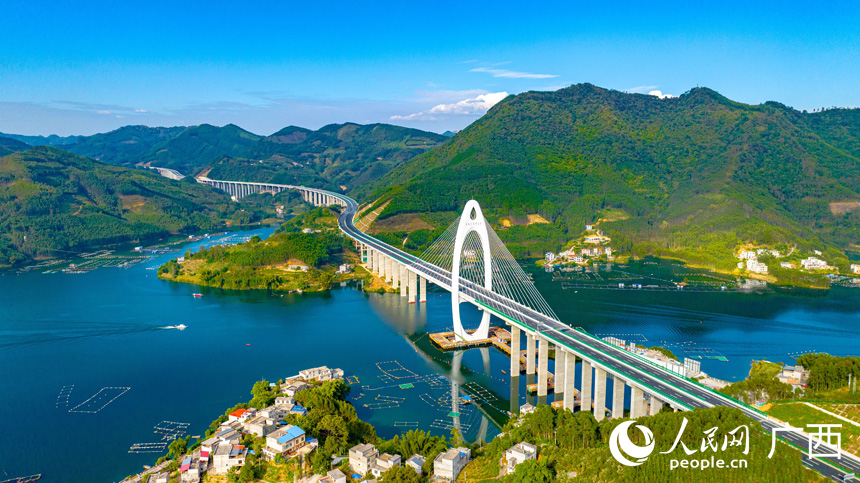 巴羌高速巖灘水庫特大橋氣勢磅礴。