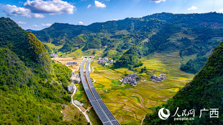 巴羌高速與綠水青山、田園村落相映成趣。