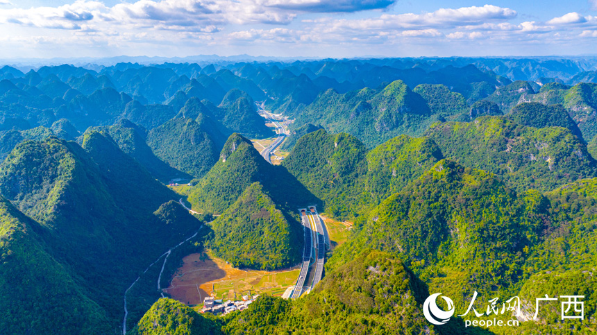 巴羌高速在喀斯特峰叢間蜿蜒穿行。