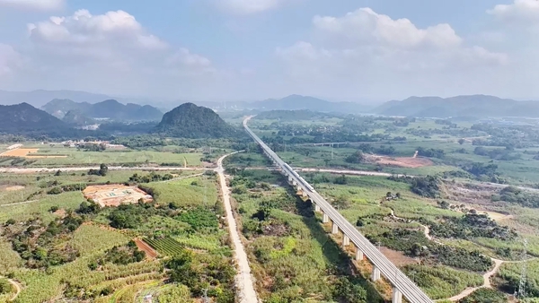 動車行駛在南憑高鐵崇憑段上。呂松洋攝