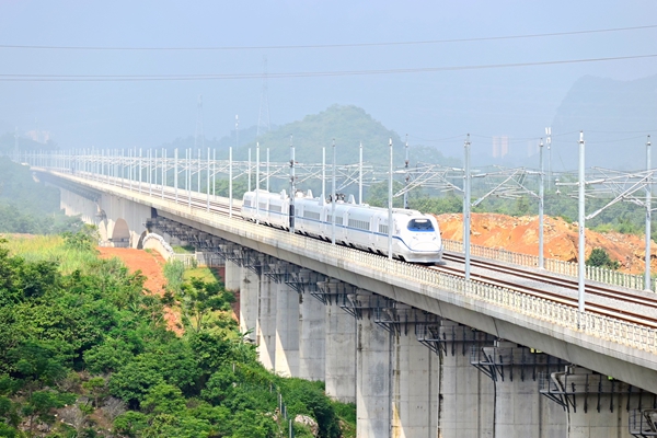 試運行列車在南憑高鐵崇憑段寧明東—龍州站間運行。陳泉任 攝.jpg