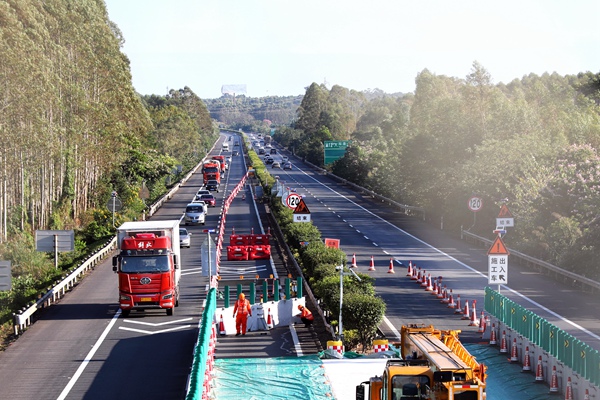 南百改擴(kuò)建涉路施工現(xiàn)場。黃園園攝