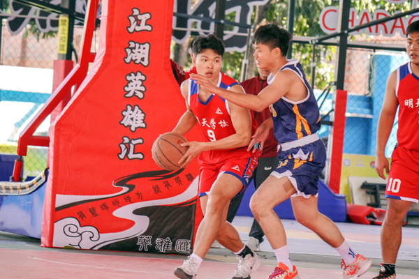 籃球項目決賽，北湖北路學(xué)校隊員防守明天學(xué)校隊員。楊代勇攝