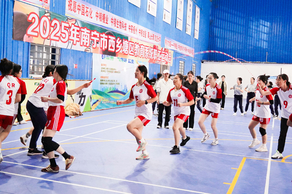 羅文學(xué)校代表隊在“八”字跳長繩（女）比賽中。楊代勇攝