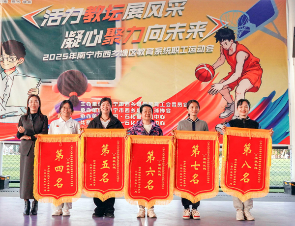 城區(qū)教育工會主席吳潤連為“八”字跳長繩（女）獲獎隊伍頒獎。楊代勇攝