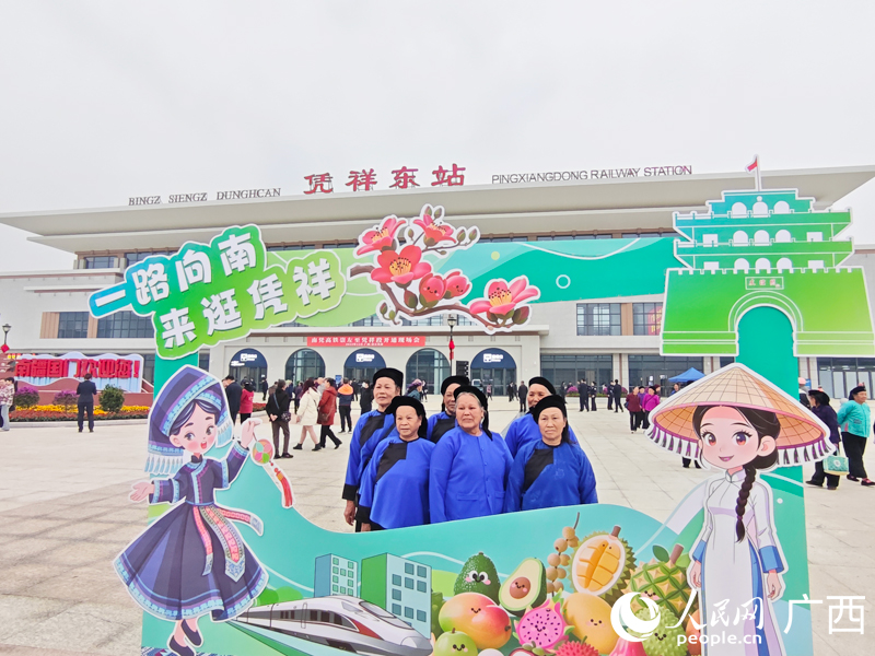 市民身著民族服飾前來打卡。人民網(wǎng)記者 王勇攝