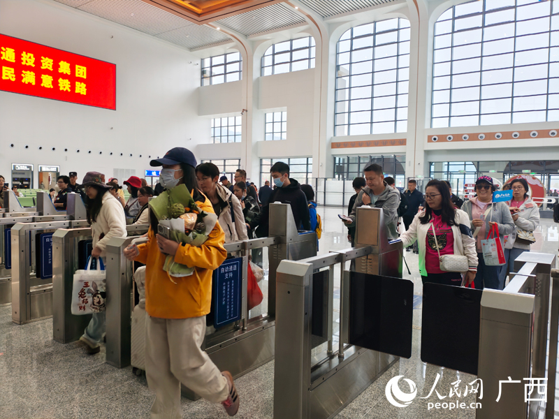 旅客有序進站。人民網(wǎng)記者 王勇攝