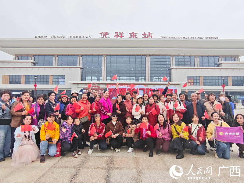 旅客合影。人民網(wǎng)記者 王勇攝