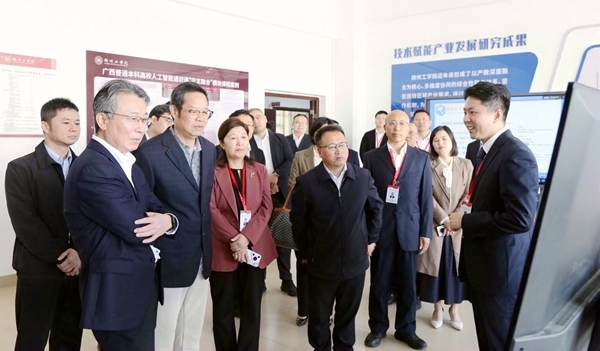 領(lǐng)導(dǎo)嘉賓參觀產(chǎn)業(yè)學(xué)院。