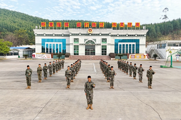 全體官兵默哀悼念。穆萬瓊攝