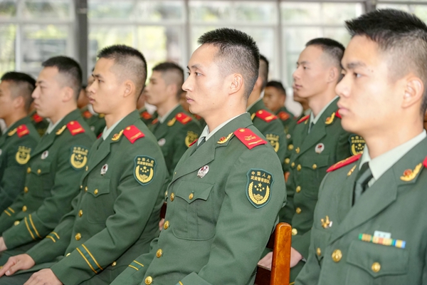 官兵端坐靜聽。賴治華攝