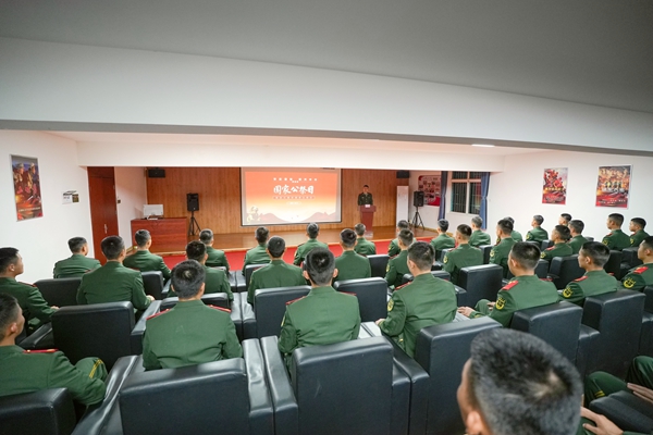 紅色演講現(xiàn)場(chǎng)。穆萬(wàn)瓊攝