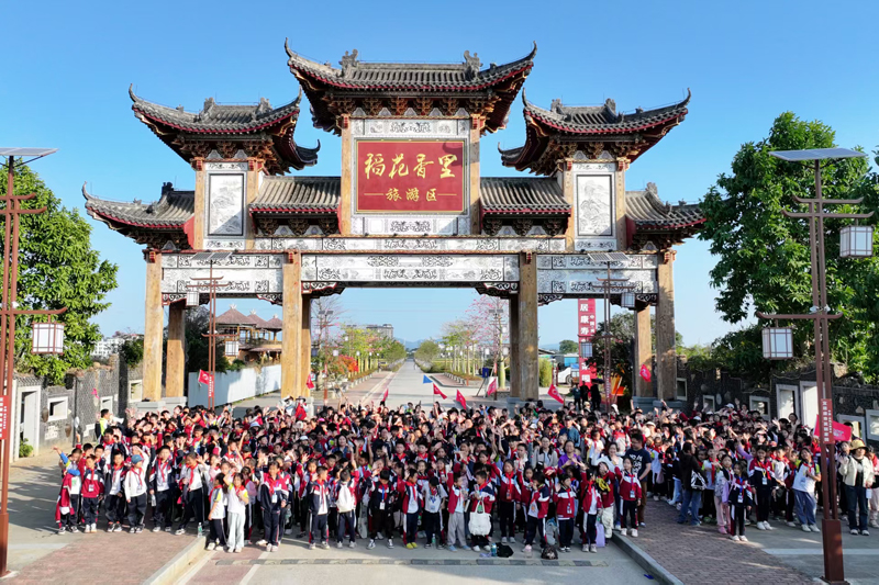 學(xué)生在賓陽縣稻花鄉(xiāng)里景區(qū)研學(xué)