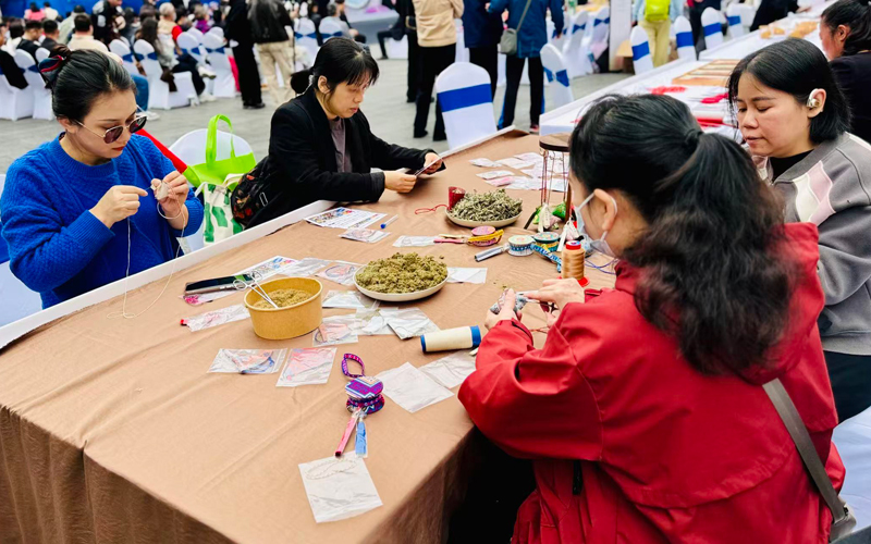 非遺制作體驗(yàn)區(qū)吸引群眾積極參與。