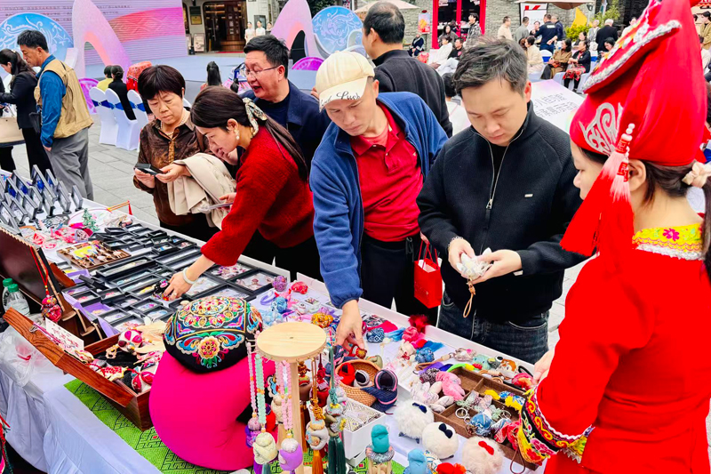 琳瑯滿目的創(chuàng)意產(chǎn)品吸引眾多游客駐足選購。