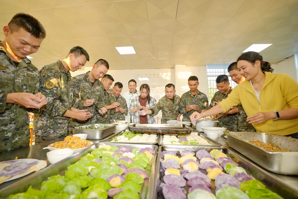 官兵和家屬共同參與包餃子。穆萬瓊攝