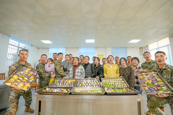 官兵家屬合影留念。穆萬瓊攝