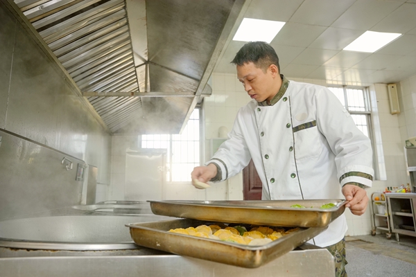 炊事班下餃子。穆萬(wàn)瓊攝