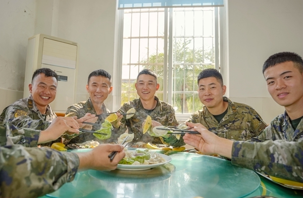 官兵一起分享餃子。穆萬瓊攝