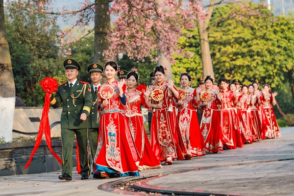 接親現(xiàn)場(chǎng)。陳名利攝