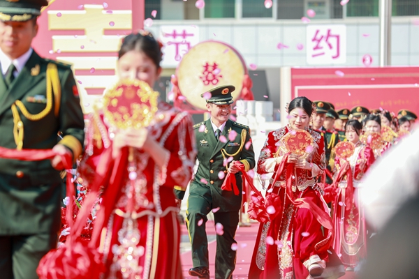 新郎攜手新娘穿過紅毯。陳名利攝