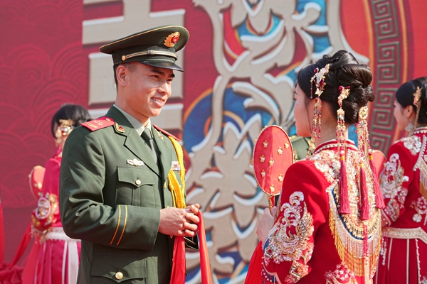 新郎向新娘深情告白。陳名利攝