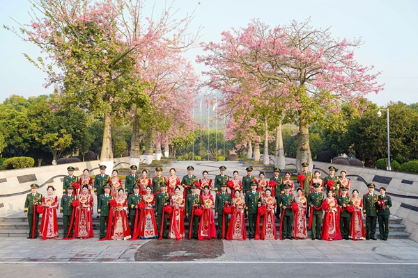 新人集體合影留念。李曉鵬攝