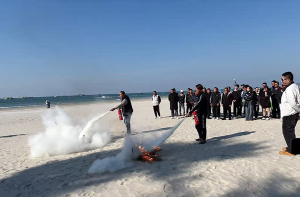 學(xué)員進(jìn)行消防應(yīng)急演練