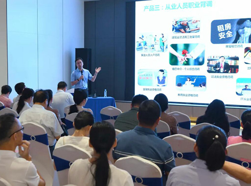 玉州區(qū)"鬱見雙課堂"推動(dòng)流入黨員"有家有學(xué)有為"  今年以來，玉林市玉州區(qū)針對(duì)流入黨員管理服務(wù)難、學(xué)習(xí)易“掉隊(duì)”、作用發(fā)揮難等問題，創(chuàng)新打造“鬱見好課+知行實(shí)踐”的“鬱見雙課堂”，推動(dòng)流入黨員實(shí)現(xiàn)從“流入”到“融入”、“學(xué)深”到“有為”的轉(zhuǎn)變……[詳細(xì)]