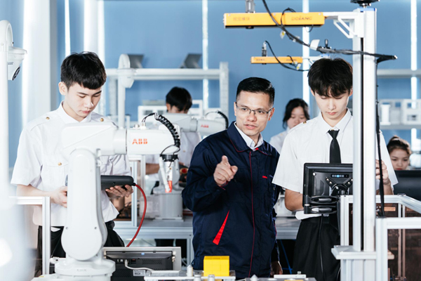 智慧港航海工智能裝備創(chuàng)新團(tuán)隊(duì)教師授課。廣西交通職業(yè)技術(shù)學(xué)院供圖