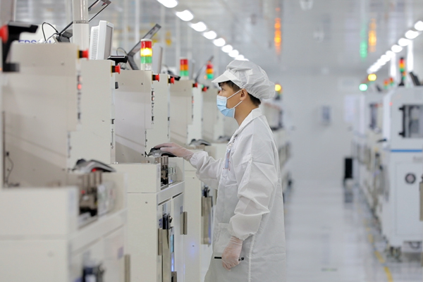 現(xiàn)代學(xué)徒制人才培養(yǎng)模式下“集成電路工程班”學(xué)生赴企業(yè)開展實(shí)習(xí)實(shí)訓(xùn)。廣西交通職業(yè)技術(shù)學(xué)院供圖