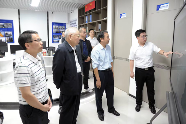 中國工程院汪旭光院士蒞臨學(xué)校，考察指導(dǎo)校企共建院士工作站與水下破巖工程研究中心工作進(jìn)展。廣西交通職業(yè)技術(shù)學(xué)院供圖