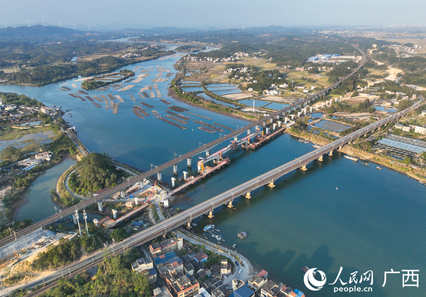 南防鐵路茅嶺江特大橋連續(xù)梁施工現(xiàn)場。