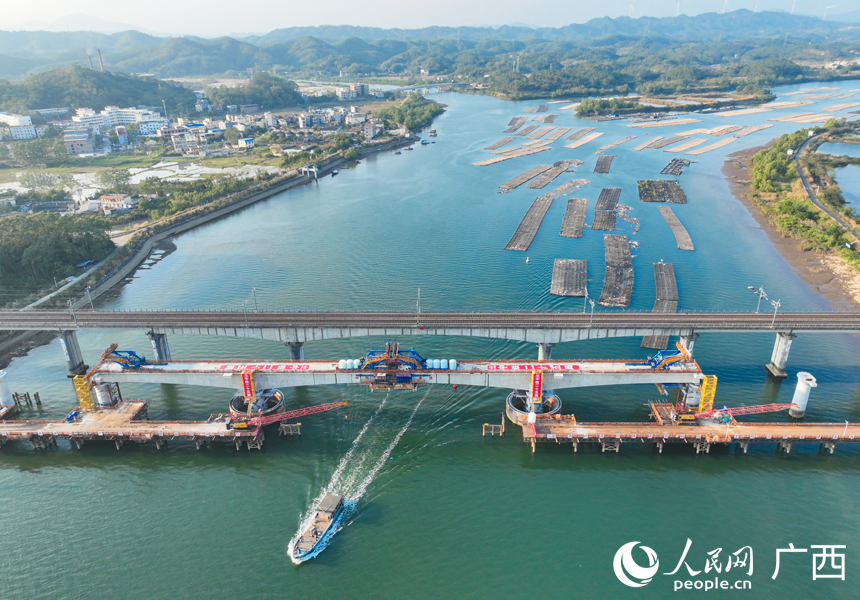 南防鐵路茅嶺江特大橋施工現(xiàn)場。