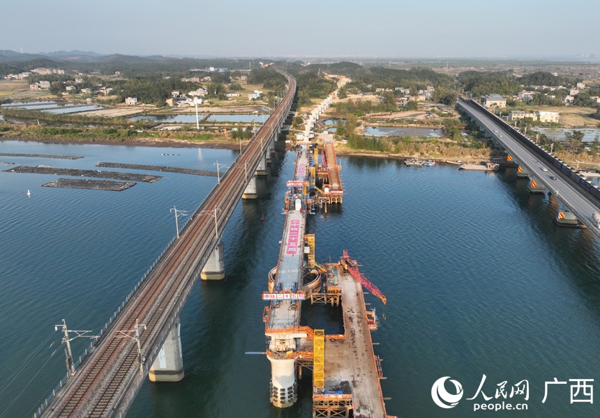 南防鐵路茅嶺江特大橋連續(xù)梁施工現(xiàn)場。