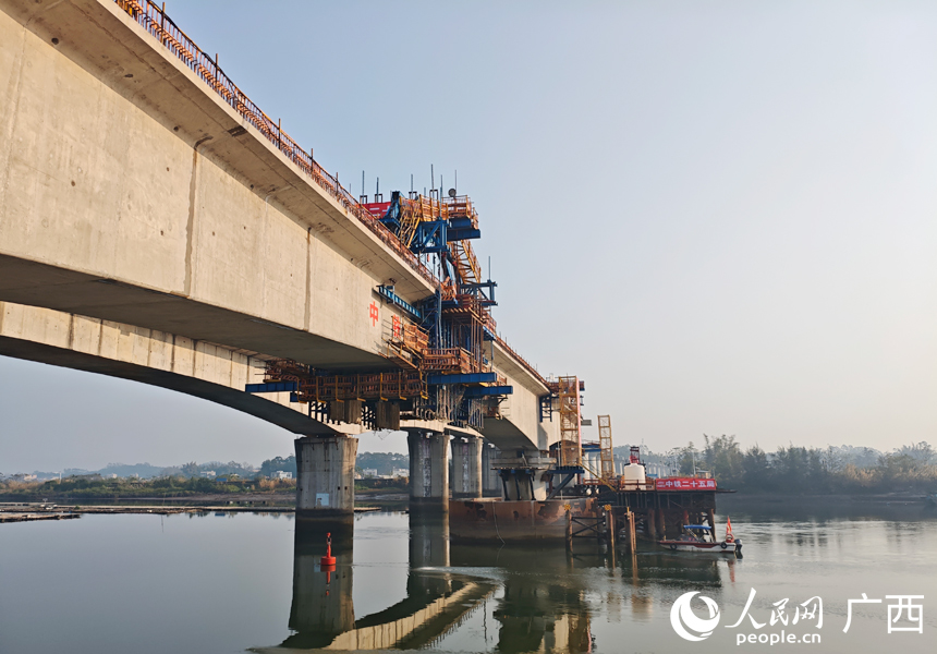 南防鐵路茅嶺江特大橋連續(xù)梁主跨合龍。