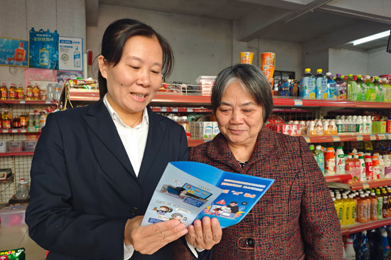 城區(qū)局（營銷部）客戶經(jīng)理向銀發(fā)客戶宣傳“AI”騙術(shù)防詐知識3。徐港（攝）