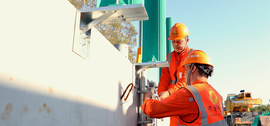 工人在安裝A級單側移動護欄。黃園園攝