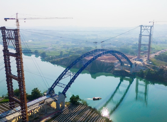上正右江特大橋拱肋順利合龍。