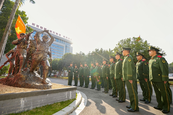 講解員講述雕塑歷史。賴(lài)治華攝