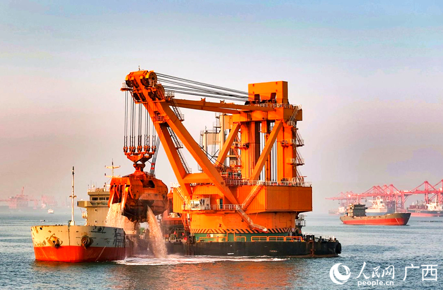 “金廣”號開挖海中泥石。