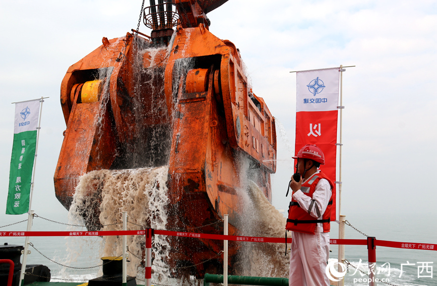 “金廣”號斗容高達200方的抓斗。