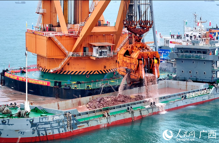 “金廣”開挖海中泥石。