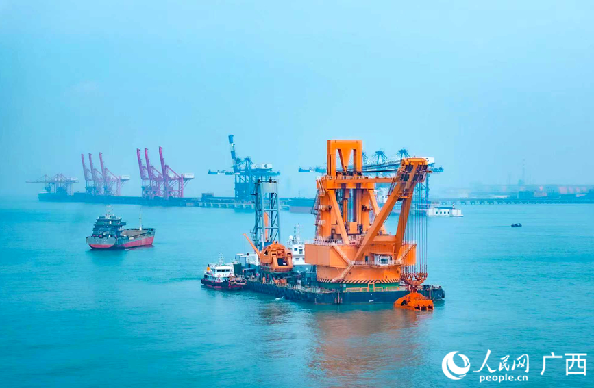 “金廣”號開挖海中泥石。