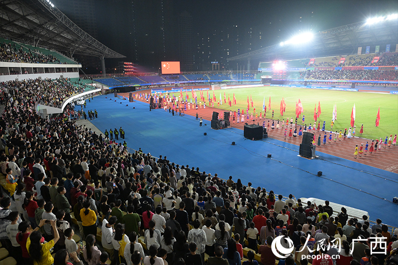 2.6萬(wàn)名觀眾到場(chǎng)見(jiàn)證廣西“縣超”揭幕戰(zhàn)。人民網(wǎng)記者 雷琦竣攝