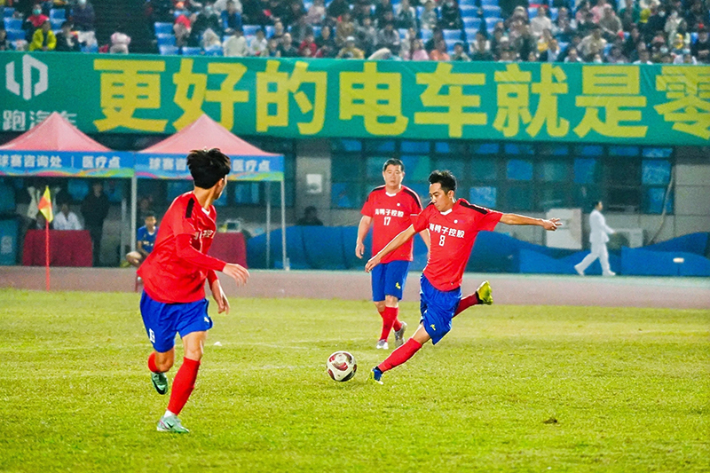 鄧朝文在比賽中。廣西“縣超”組委會(huì)供圖